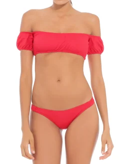 Bikini rosso con spalle scoperte