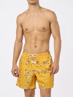 Costume da bagno da uomo con stampa bandana ocra