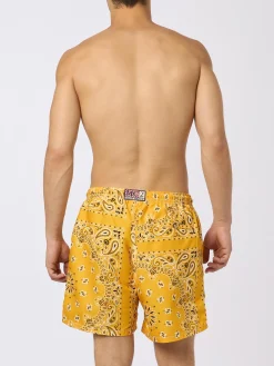 Costume da bagno da uomo con stampa bandana ocra