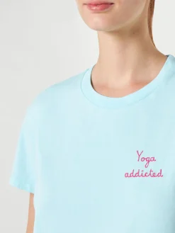 T-shirt da donna in cotone con scritta ricamata yoga addicted
